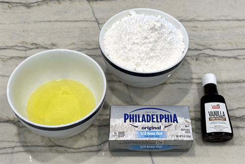 Mix the remaining ingredients of cream cheese, vanilla extract, egg whites, whole egg, and sugar in the bowl you just used.