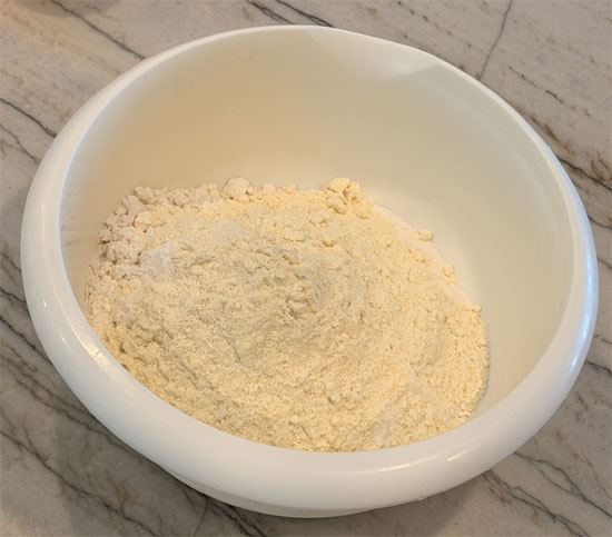 In a large bowl, whisk together the cake mix, vanilla pudding, and protein powder.
