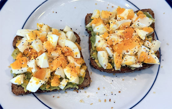 Top each slice with one teaspoon of Everything Bagel seasoning and eat. 