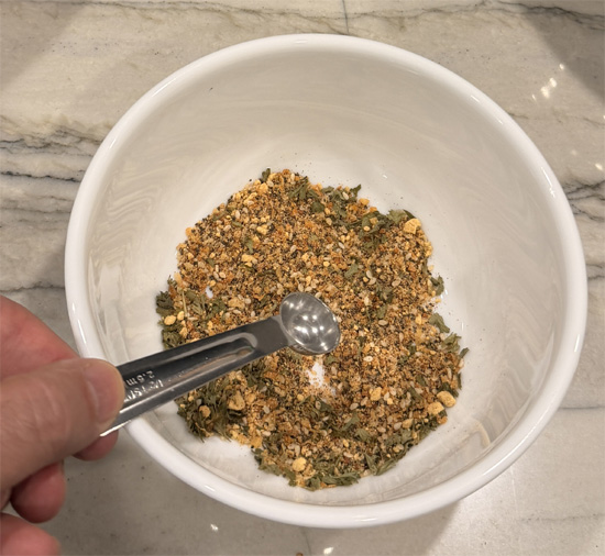 In a small bowl, combine everything bagel seasoning, dried mustard, parsley, paprika, and pepper. Whisk into the egg mixture. 