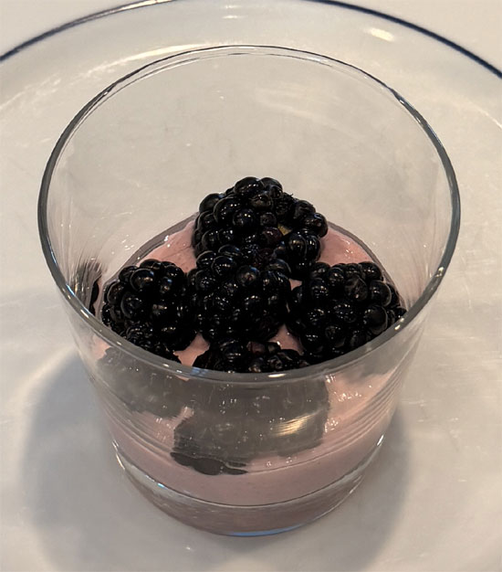 For each serving, spoon 4 tablespoons of the cottage cheese mixture into a small bowl or cup. Add a layer of blackberries (about 1 oz), then another 4 tablespoons of the mixture, and finish with a final layer of blackberries (about 1 oz) on top.