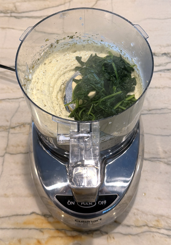 Place the cottage cheese, spinach, garlic powder, black pepper, salt, and pesto sauce in a blender or food processor and blend until smooth; set the sauce aside.
