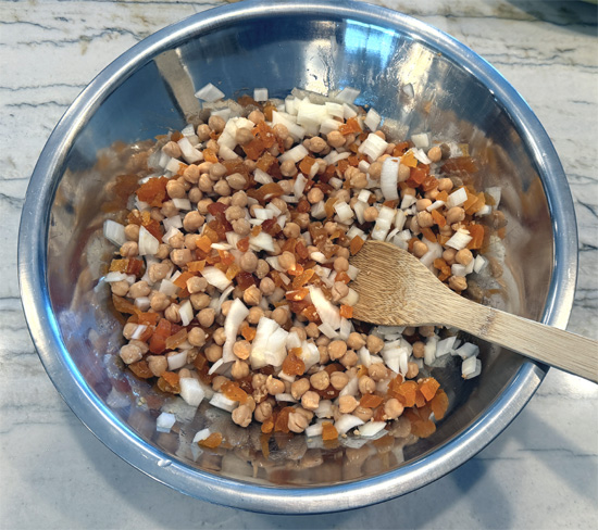 Combine chickpeas, apricots, onion, and garlic in a bowl.