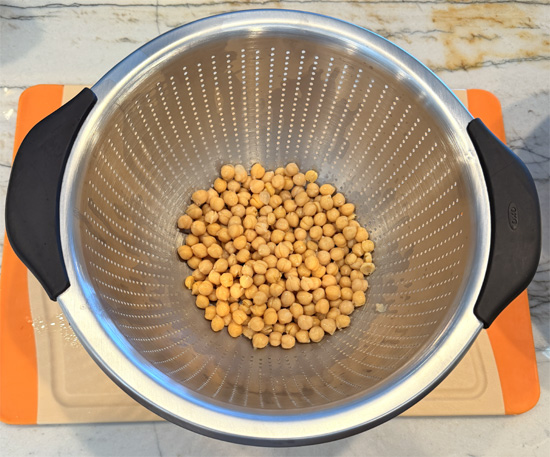 Drain and rinse the chickpeas. Then put them in a bowl and mash to a desired consistency.