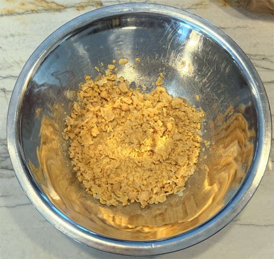 Drain and rinse the chickpeas. Then put them in a bowl and mash to a desired consistency.