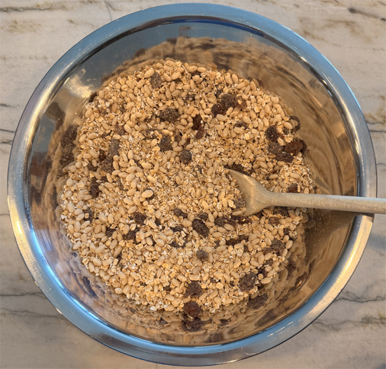 In a large bowl, stir together the quick-cooking oats, rice crisps, dried cranberries, flaxseed meal, cinnamon and nutmeg until evenly mixed.