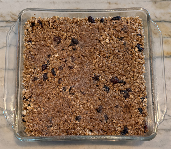 Mix the Splenda and the 1/4 teaspoon ground cinnamon together and sprinkle it evenly over the top.