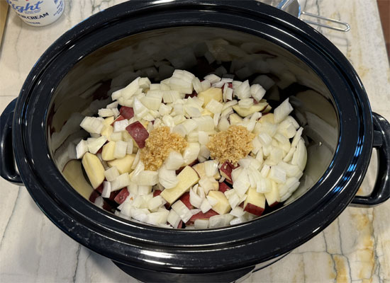 Chop the potatoes and onion, mince the garlic, and then put them into the pot.