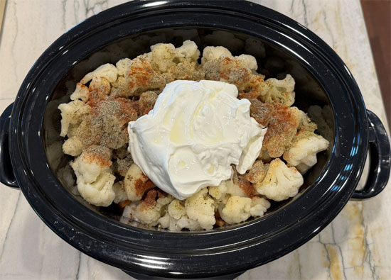 Finally, put the sour cream on top and pour the vegetable broth over everything.