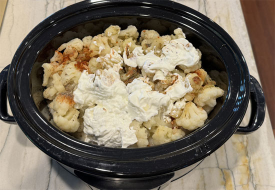 Finally, put the sour cream on top and pour the vegetable broth over everything.